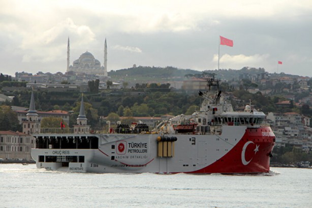 Marmara'dan geçti Akdeniz'e gidecek: Türk devini gören telefona sarıldı