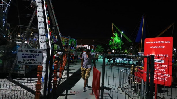 Foto - Marmaris'te lunaparkta korku dolu anlar! Silahlı saldırgan dehşet saçtı