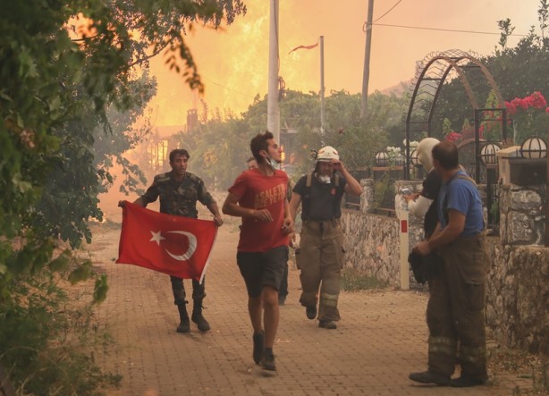 Marmaris'te orman yangınında görevliler! Azerbaycanlı itfaiyecilerin Türk bayrağı hassasiyeti