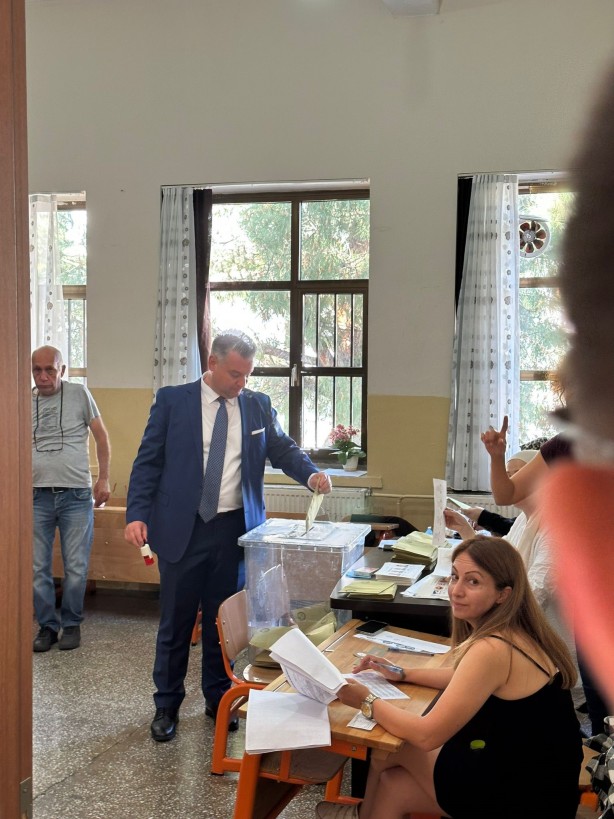 Foto - Marmaris’te vatandaşlar oy vermek için okullara akın etti