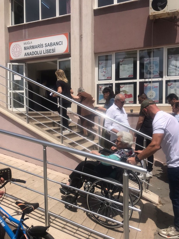 Foto - Marmaris’te vatandaşlar oy vermek için okullara akın etti
