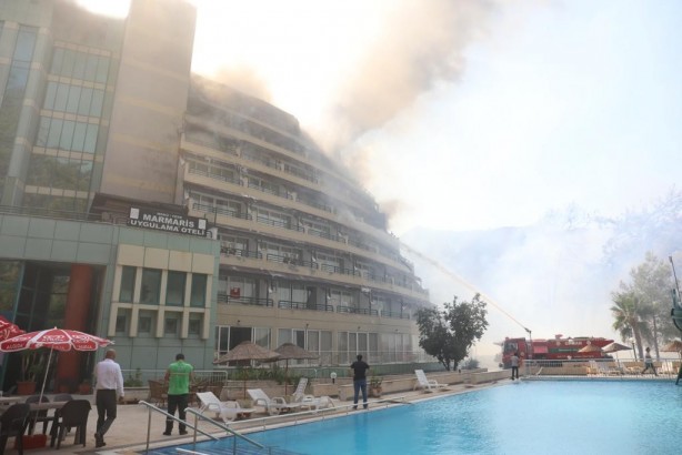 Foto - Marmaris'te yangın otele sıçradı