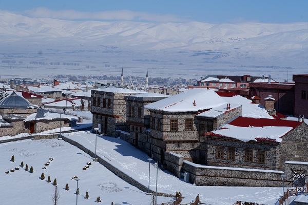 Foto - Mart ayında kartpostallık kar manzarası