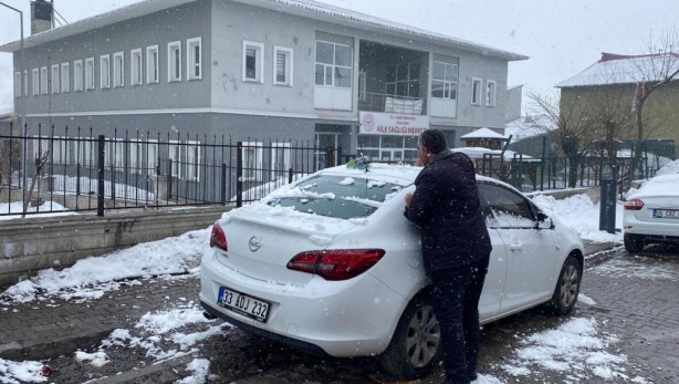 Foto - Mart yine kapıdan baktırdı: Kar yağdı