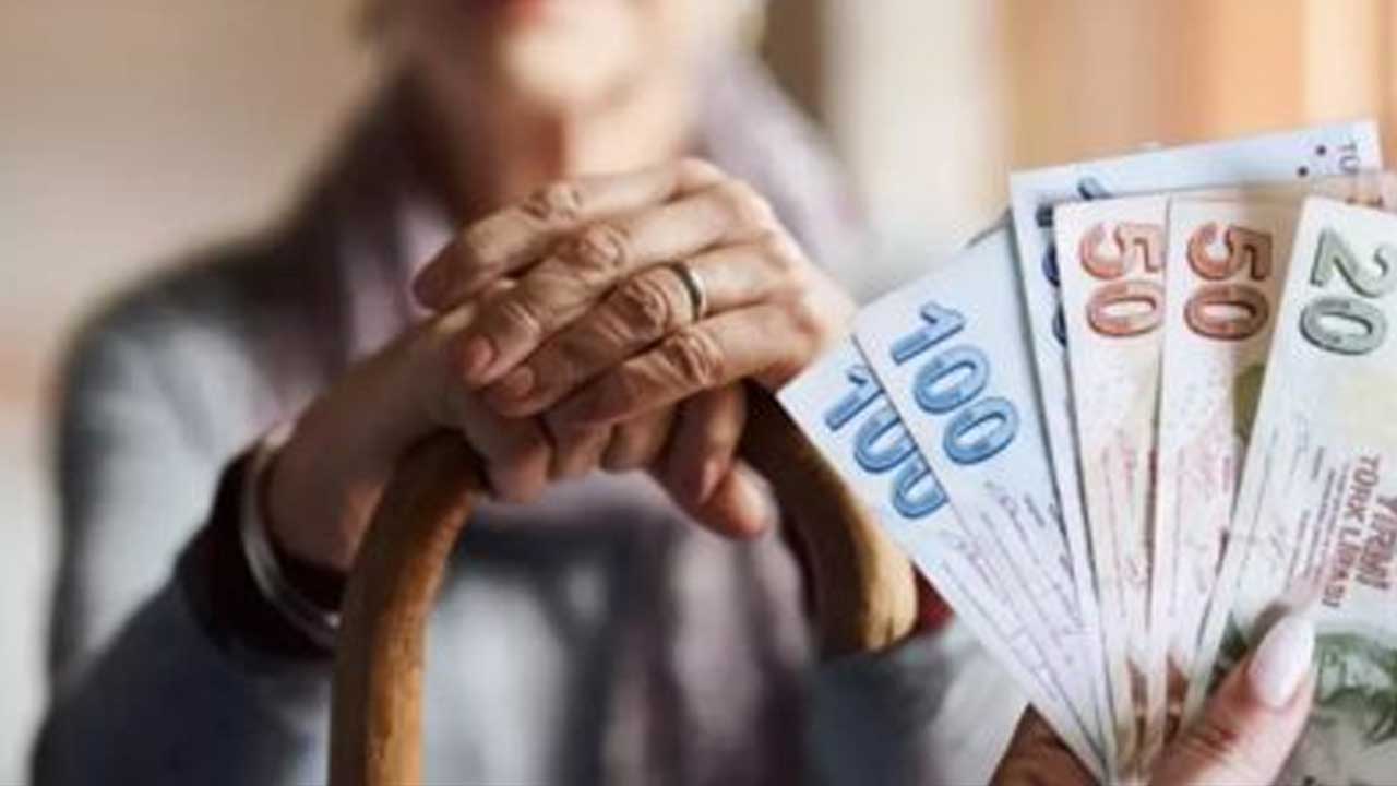 Masadaki rakam netlik kazandı İşte emekliye verilecek Ramazan ve Kurban bayramı ikramiyesi