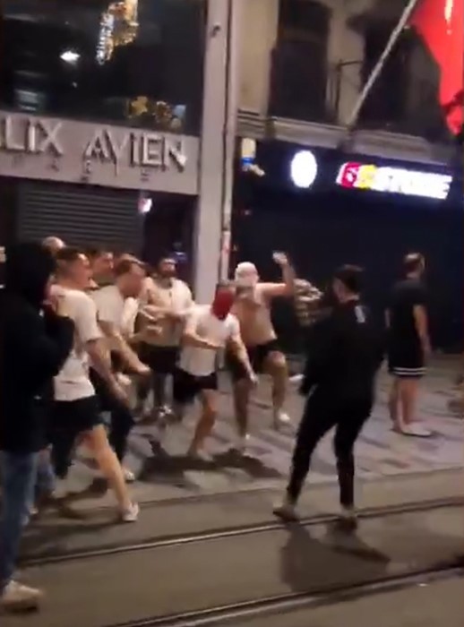 Masalar, sandalyeler, cam şişeler… Bayern Münihli Almanlar Taksim’i Karıştırdı