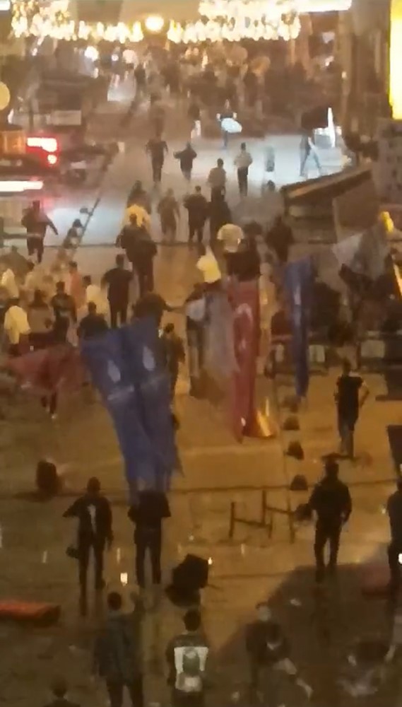 Foto - Masalar, sandalyeler, cam şişeler… Bayern Münihli Almanlar Taksim’i Karıştırdı