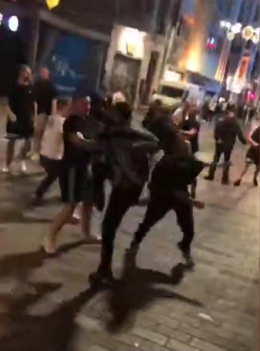 Foto - Masalar, sandalyeler, cam şişeler… Bayern Münihli Almanlar Taksim’i Karıştırdı