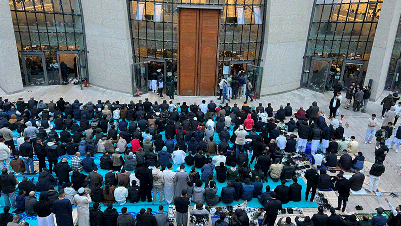 Foto - Maşallah! Köln'de cemaat camiye sığmadı