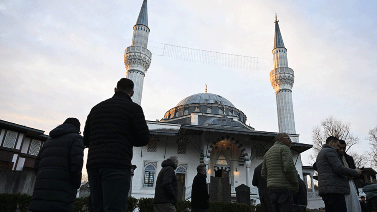 Foto - Maşallah! Köln'de cemaat camiye sığmadı
