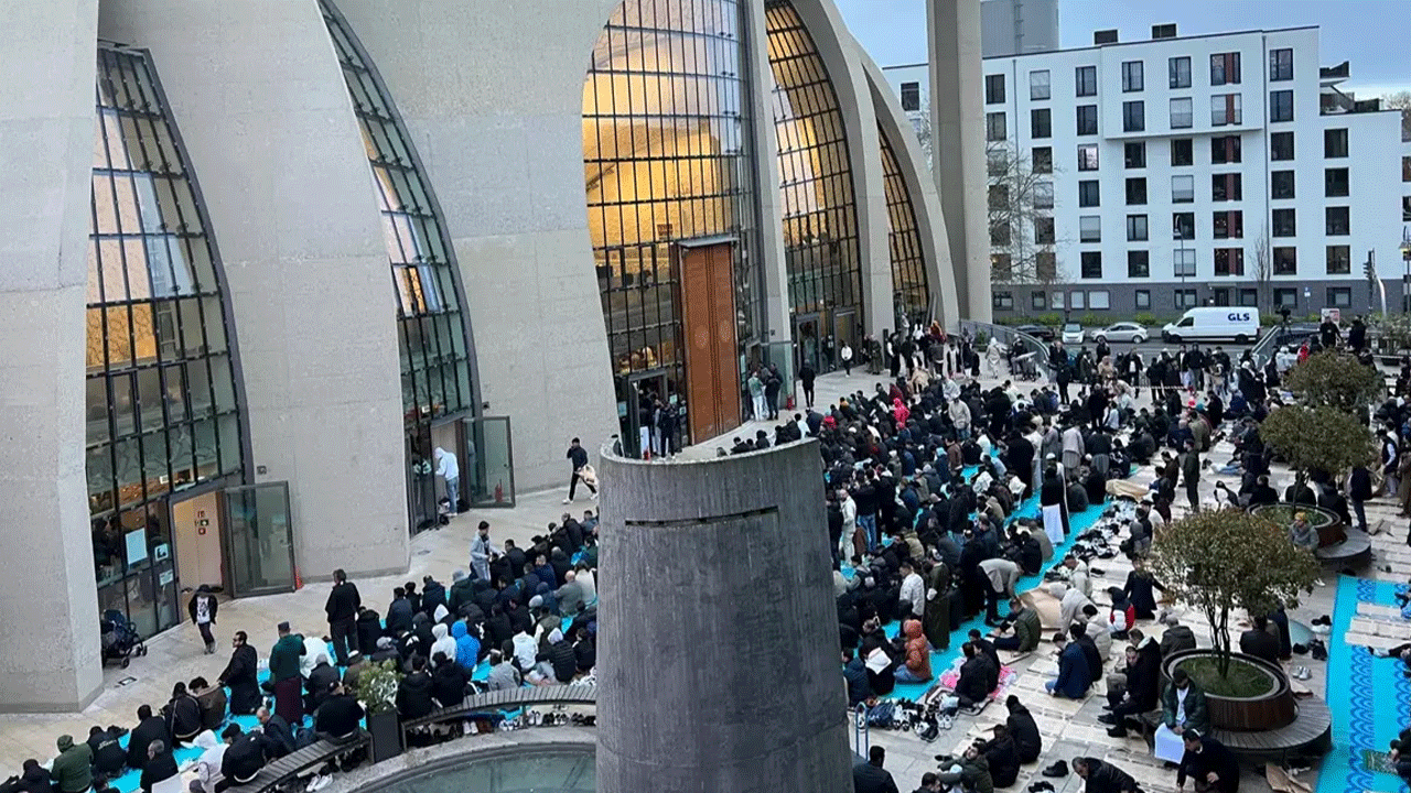 Maşallah! Köln'de cemaat camiye sığmadı