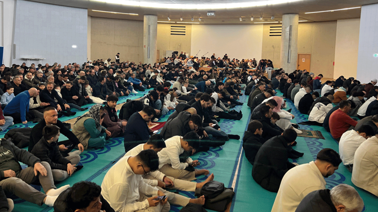 Foto - Maşallah! Köln'de cemaat camiye sığmadı