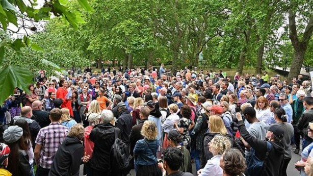 Foto - Maske ve aşı karşıtları sokağa indi: Bill Gates tarafından ortaya çıkarıldı!