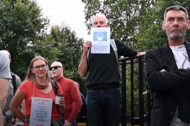 Foto - Maske ve aşı karşıtları sokağa indi: Bill Gates tarafından ortaya çıkarıldı!