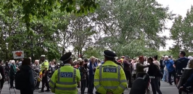 Foto - Maske ve aşı karşıtları sokağa indi: Bill Gates tarafından ortaya çıkarıldı!