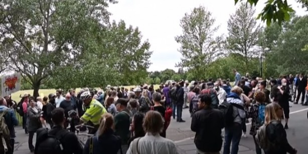 Foto - Maske ve aşı karşıtları sokağa indi: Bill Gates tarafından ortaya çıkarıldı!