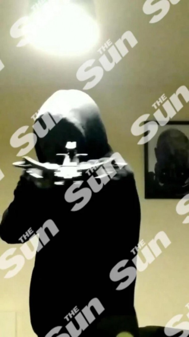 Foto - Maskesini takıp silahını alıp ‘intikam’ dedi! Kraliçeye suikast tehdidi