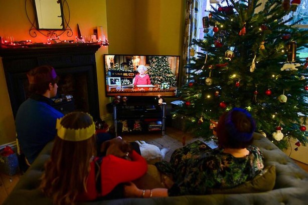 Foto - Maskesini takıp silahını alıp ‘intikam’ dedi! Kraliçeye suikast tehdidi