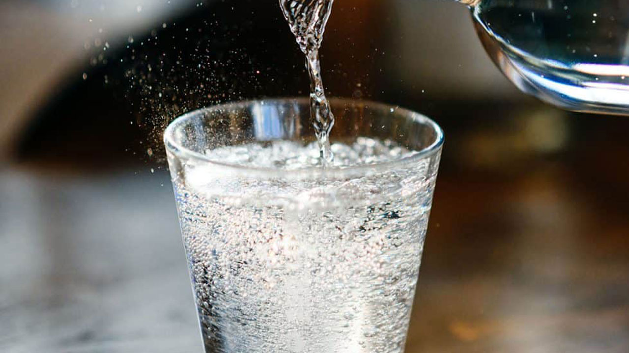 Masum sanılıyor ama dişleri sessizce yıpratıyor… Maden suyu bakın dişlere nasıl zarar veriyormuş! 