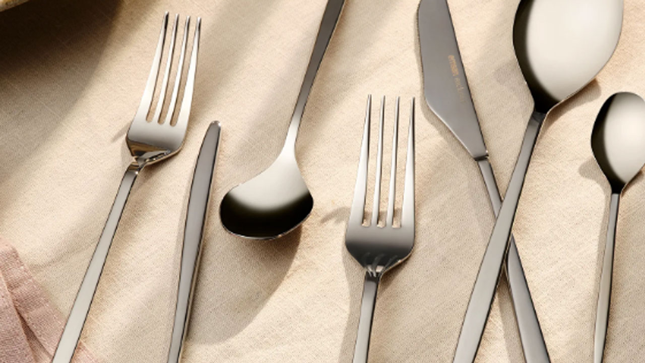 Matlaştı diye sakın çöpe atmayın! Çatal ve bıçakları ayna gibi parlatan doğal yöntem açıklandı