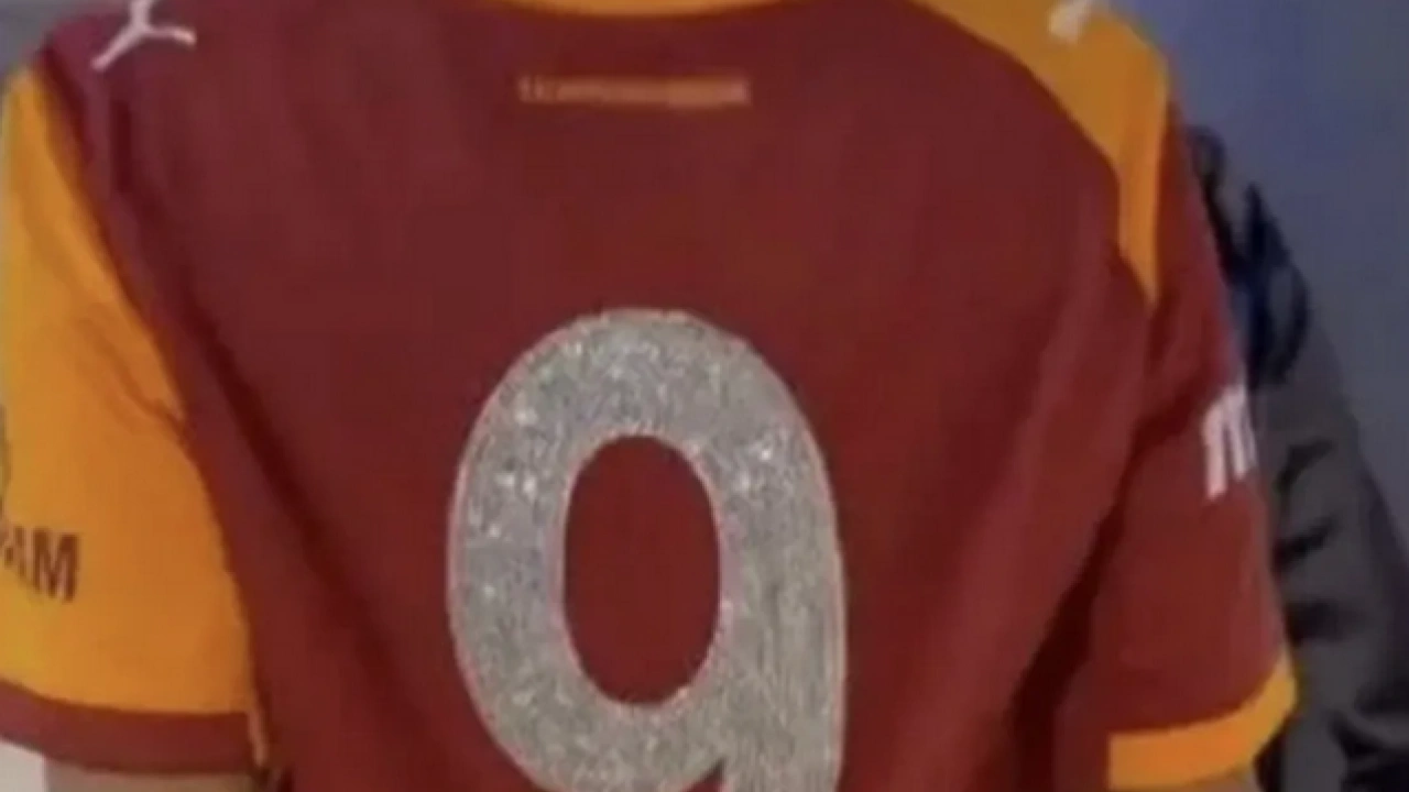 Mauro Icardi'den sevgilisine yarım milyonluk forma hediyesi: Taraftar O’ndan gol beklerken o neyin peşinde…