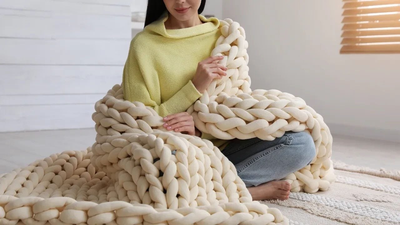 Foto - Sarı, mavi gibi renklerle geri döndü! Örgü ile yapılan o battaniye modelleri artık yeniden trend oldu 