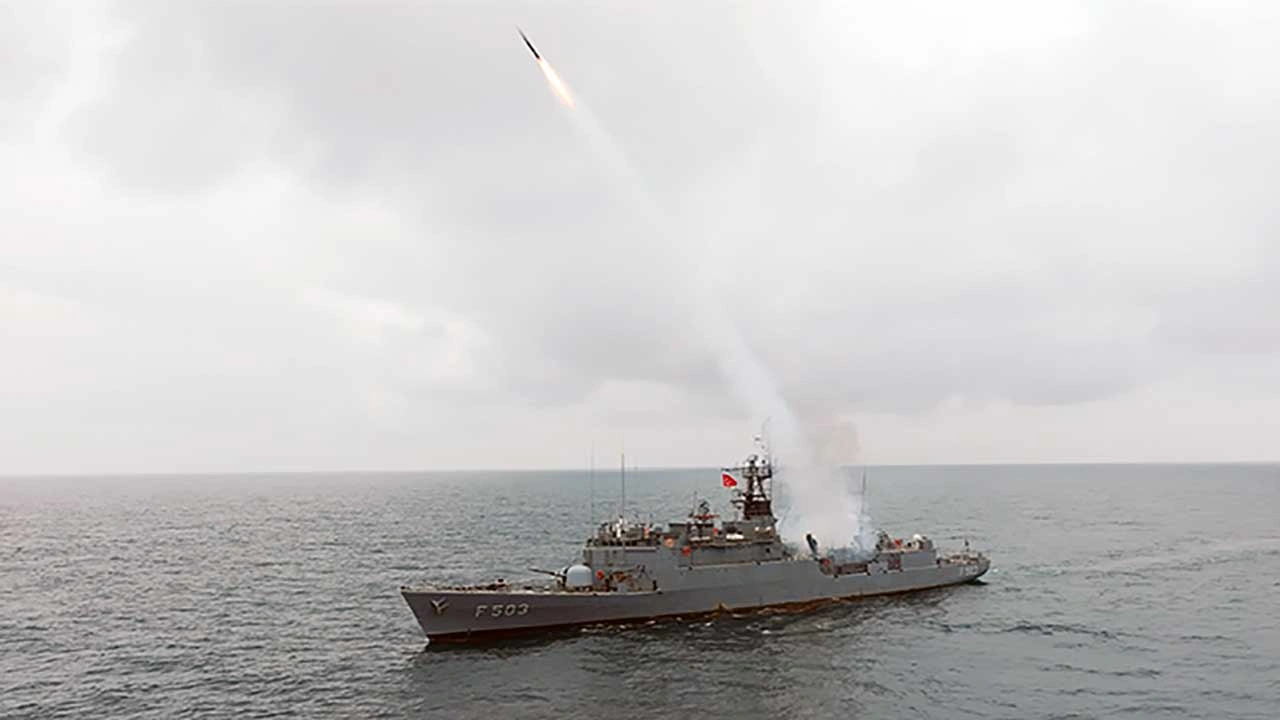 Foto - Mavi Vatan ile Göksur'da bir ilk! Yerli füze hedefi tam isabet vurdu