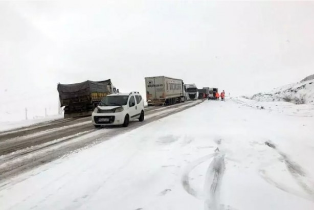 Foto - Mayıs ayında kış yüzünü tekrar gösterdi! 