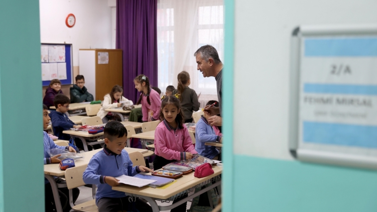MEB öğretmenlere sordu, çıkan oran herkesi şaşırttı: O soru sonrası ara tatil kalkıyor mu?