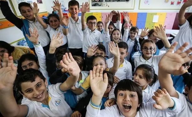 MEB'den ara tatil kararı! Tatil süresi kısalıyor, okul süresi artıyor