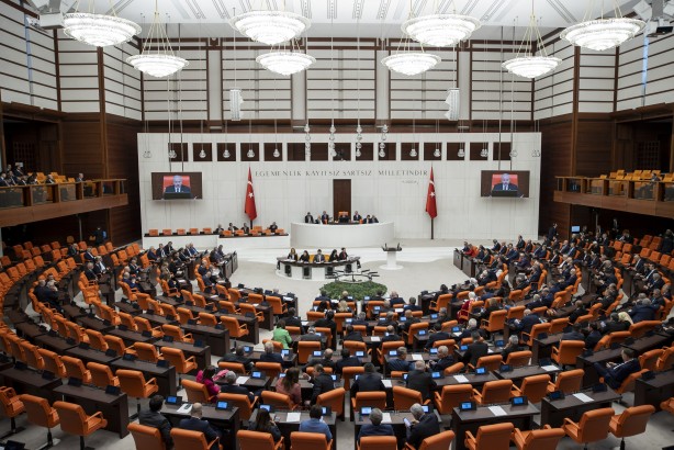 Meclis kürsüsüne son kez çıkan Binali Yıldırım'ın konuşması ayakta alkışlandı!