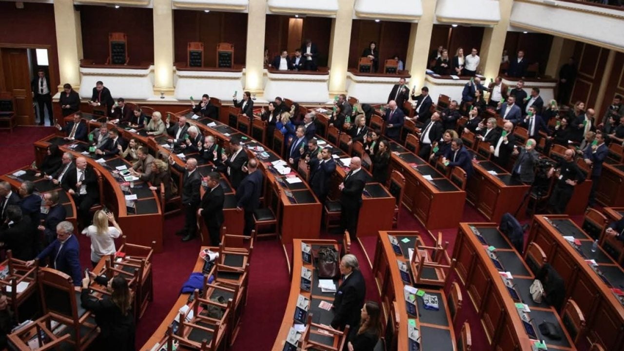 Foto - Meclis’te büyük gerginlik! Sis bombası kullanıldı, meşaleler yakıldı 