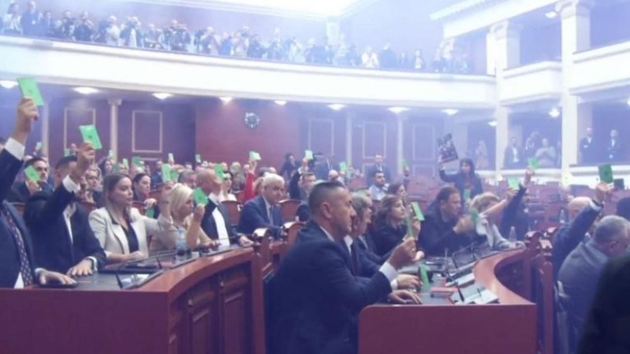 Foto - Meclis’te büyük gerginlik! Sis bombası kullanıldı, meşaleler yakıldı 