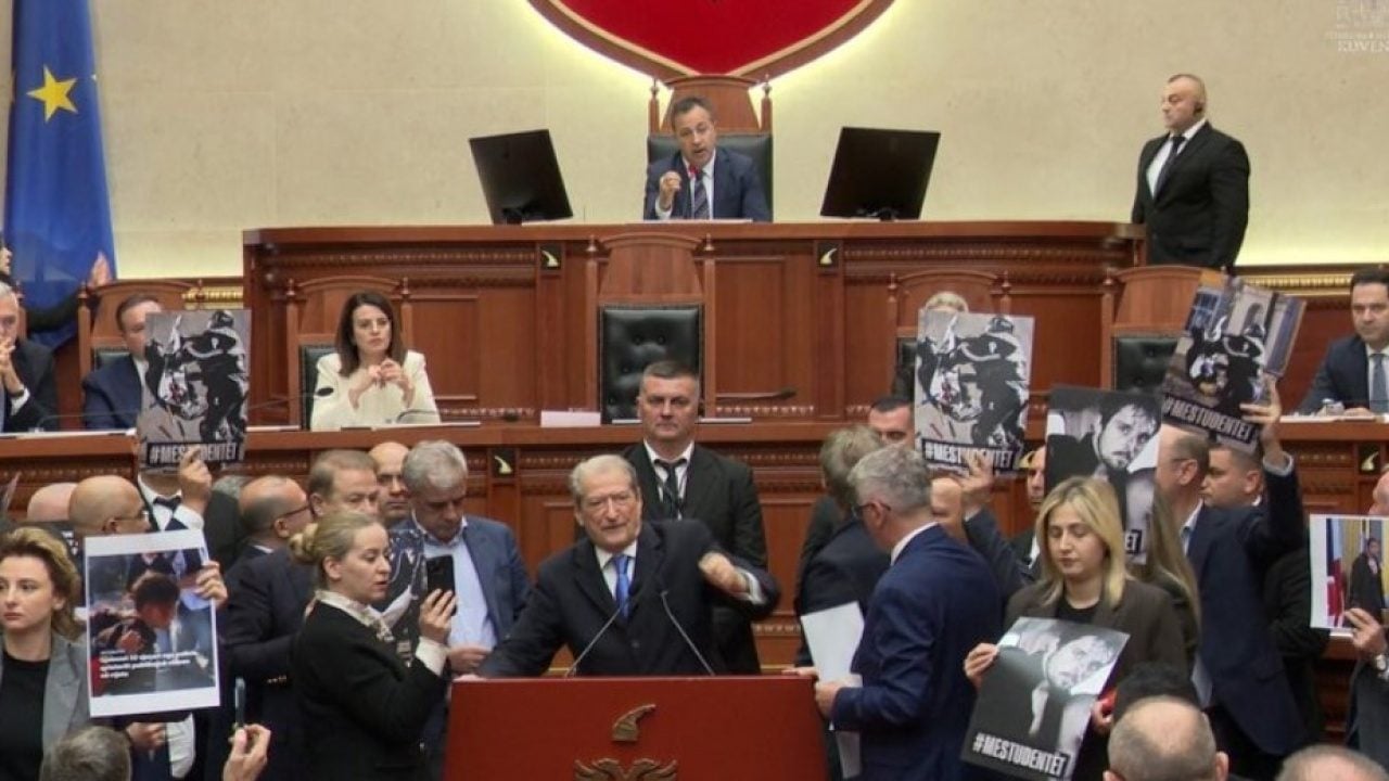 Foto - Meclis’te büyük gerginlik! Sis bombası kullanıldı, meşaleler yakıldı 