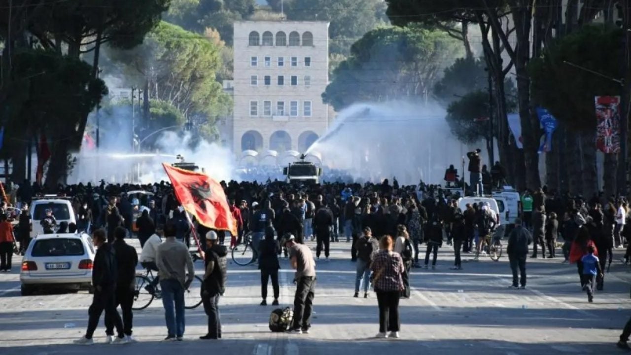 Foto - Meclis’te büyük gerginlik! Sis bombası kullanıldı, meşaleler yakıldı 
