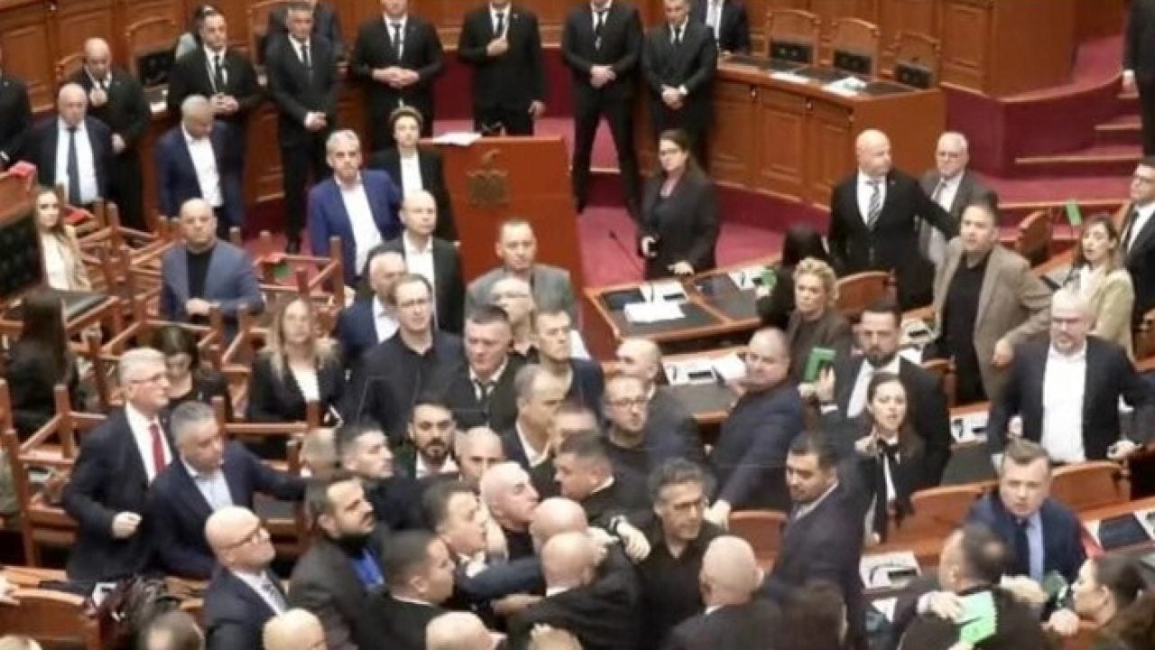 Foto - Meclis’te büyük gerginlik! Sis bombası kullanıldı, meşaleler yakıldı 