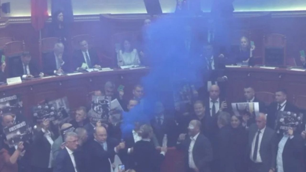 Foto - Meclis’te büyük gerginlik! Sis bombası kullanıldı, meşaleler yakıldı 