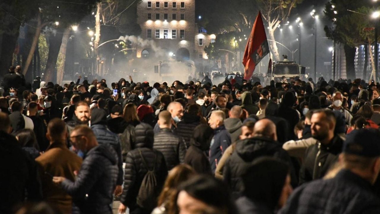 Foto - Meclis’te büyük gerginlik! Sis bombası kullanıldı, meşaleler yakıldı 