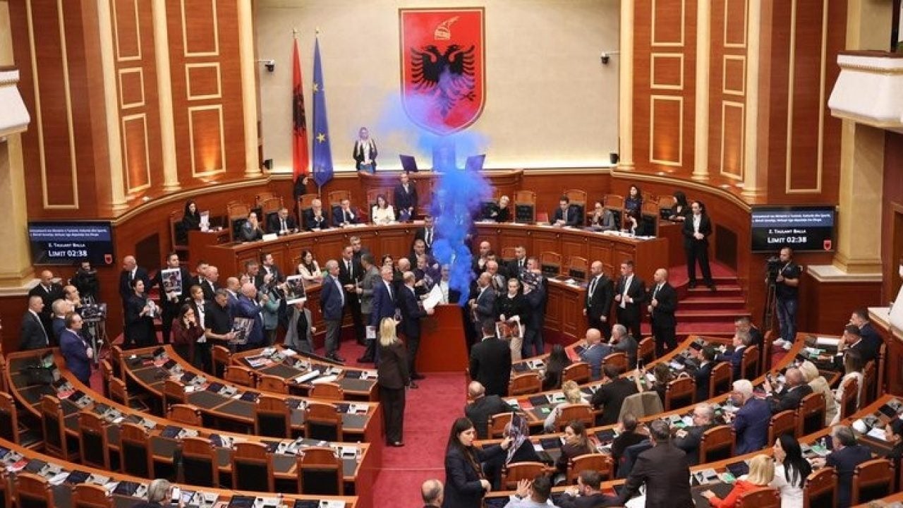Foto - Meclis’te büyük gerginlik! Sis bombası kullanıldı, meşaleler yakıldı 