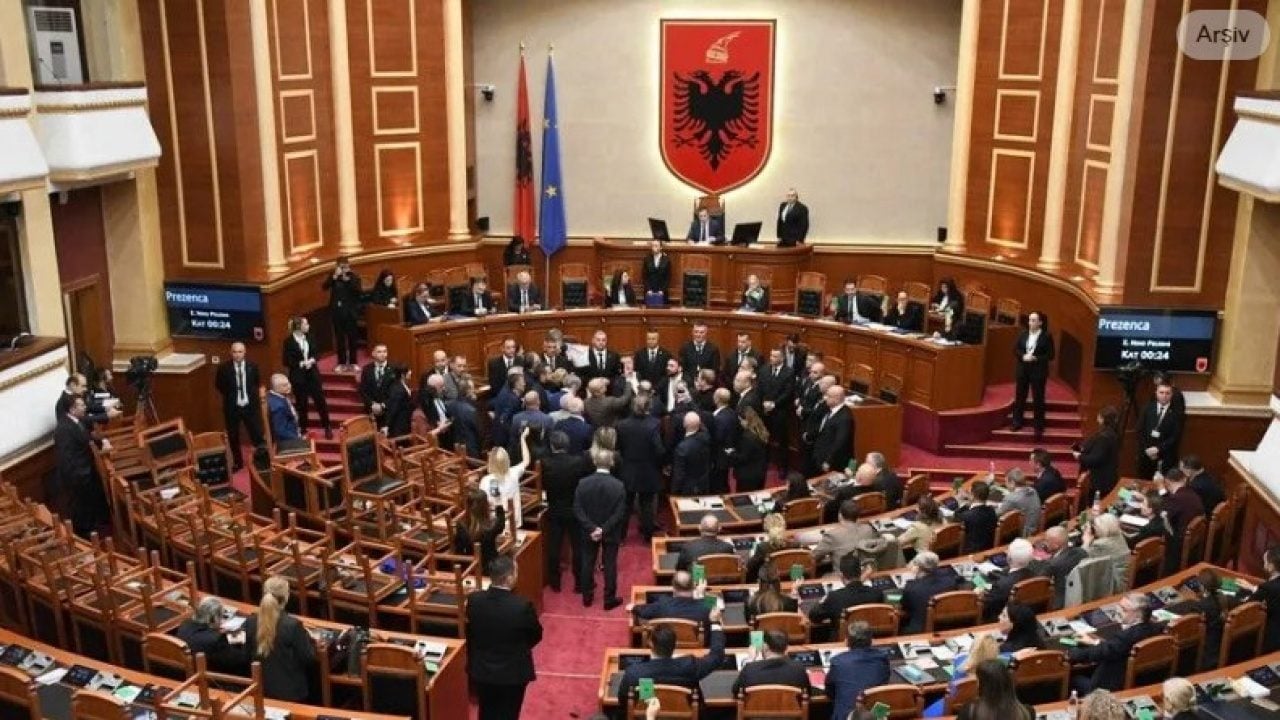 Foto - Meclis’te büyük gerginlik! Sis bombası kullanıldı, meşaleler yakıldı 