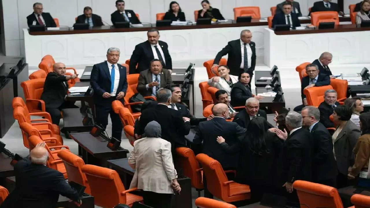 Foto - Meclis'te gerginlik! İYİ Parti ve DEM'liler arasında tartışma
