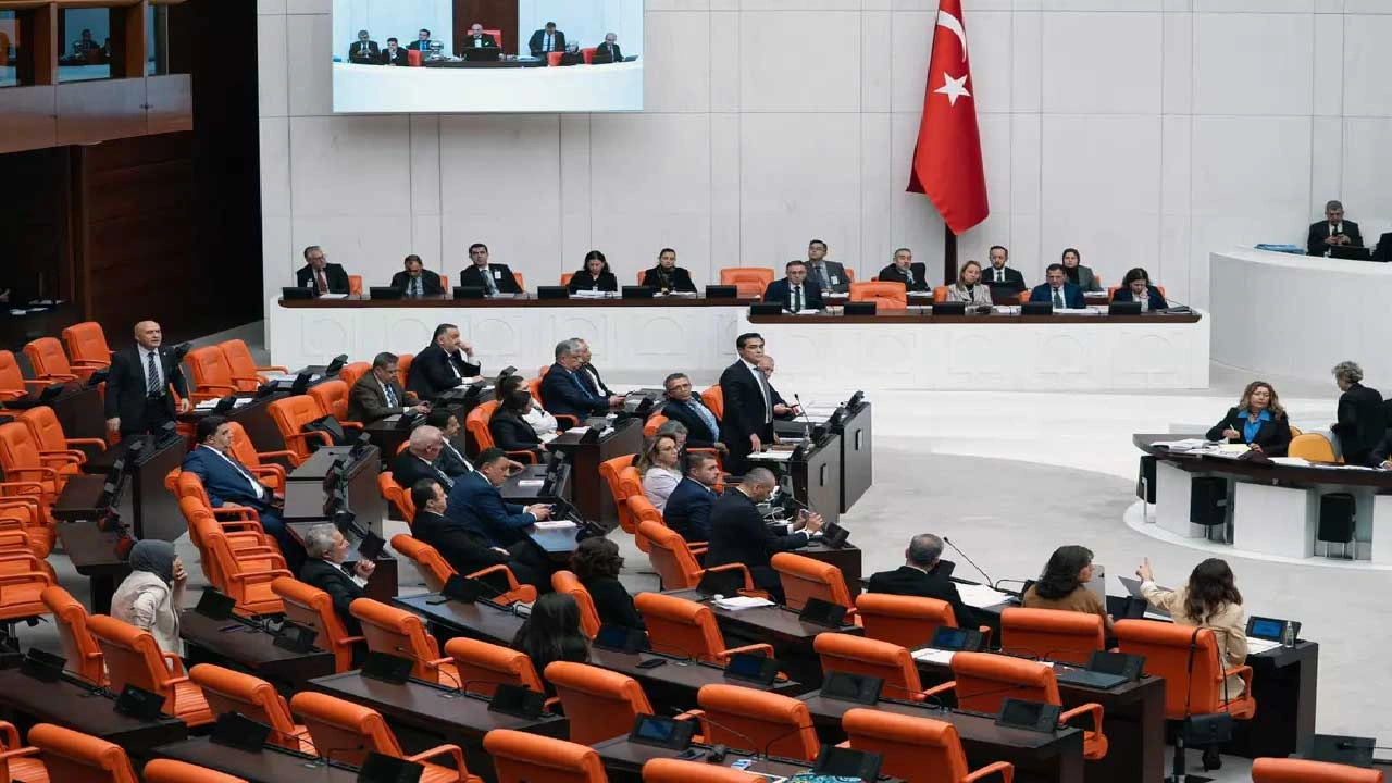 Foto - Meclis'te gerginlik! İYİ Parti ve DEM'liler arasında tartışma