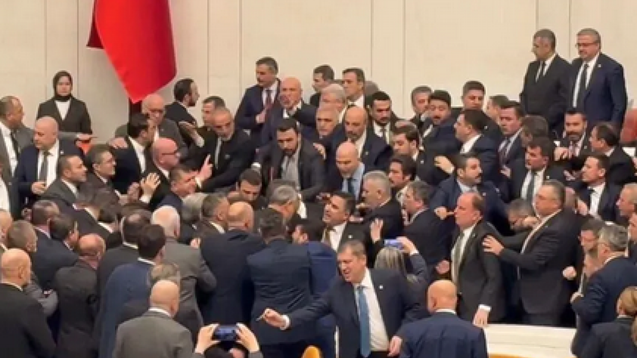 Meclis’teki CHP'nin kürsü işgalinin ardından Hasan Arslan'dan sert tepki! CHP artık şirazeden çıktı 
