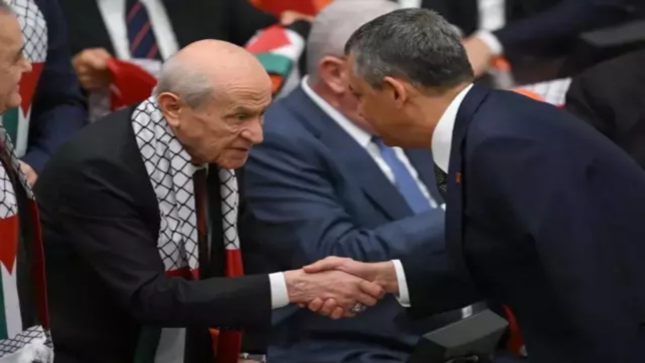 Foto - Meclis’teki oturuma damga vuran anlar: Özgür Özel ve Bahçeli’den herkese ters köşe