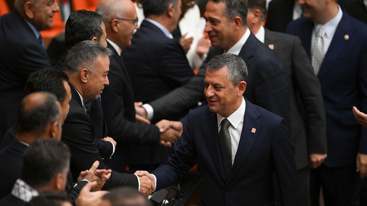 Foto - Meclis’teki oturuma damga vuran anlar: Özgür Özel ve Bahçeli’den herkese ters köşe