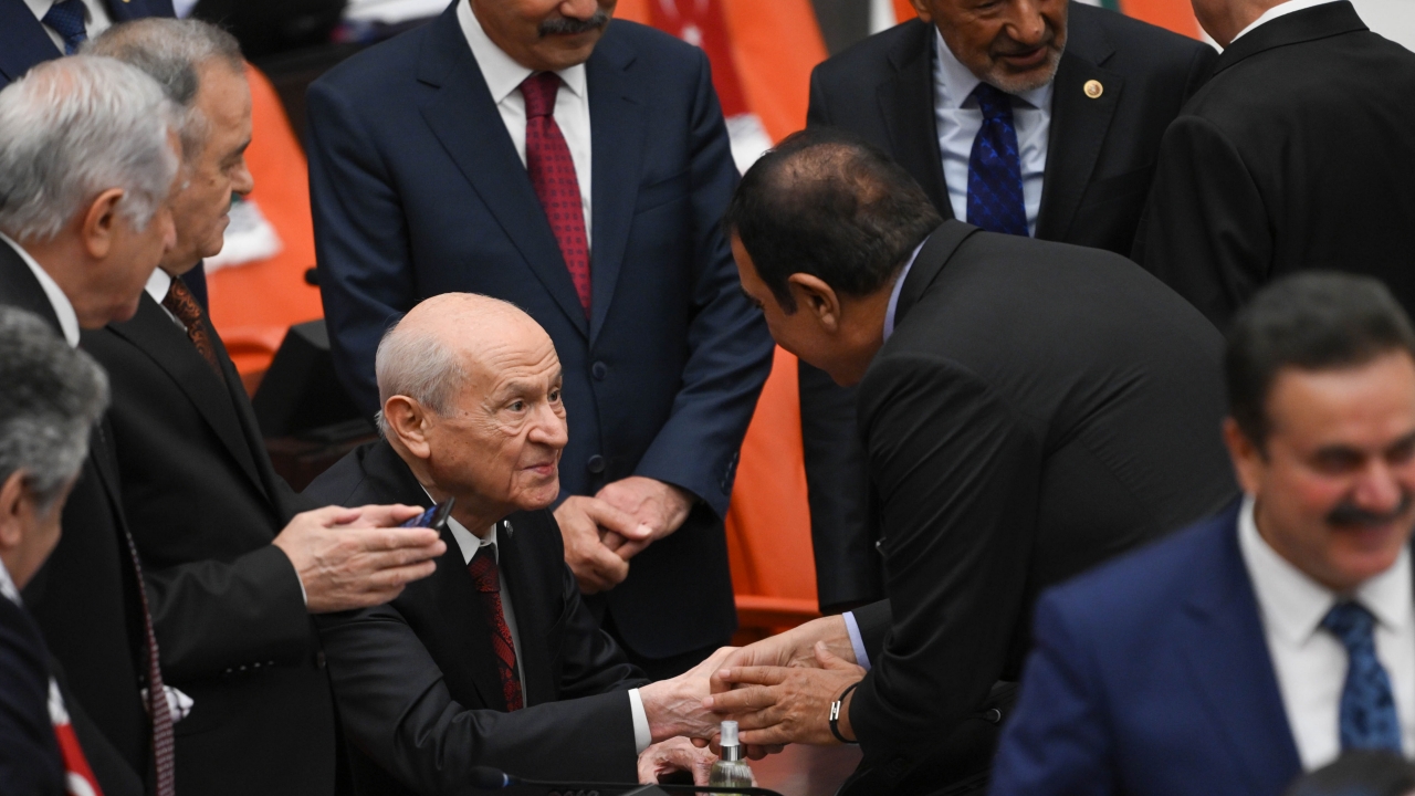 Foto - Meclis’teki oturuma damga vuran anlar: Özgür Özel ve Bahçeli’den herkese ters köşe