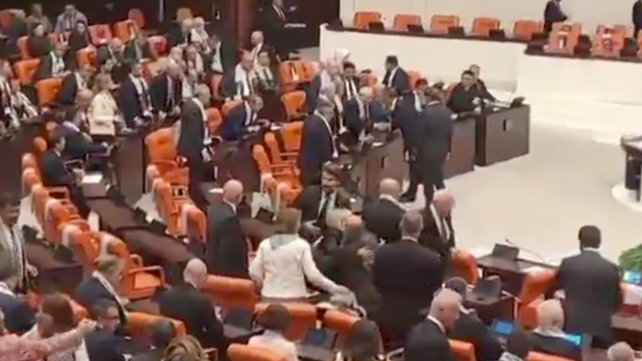 Foto - Meclis’teki oturuma damga vuran anlar: Özgür Özel ve Bahçeli’den herkese ters köşe