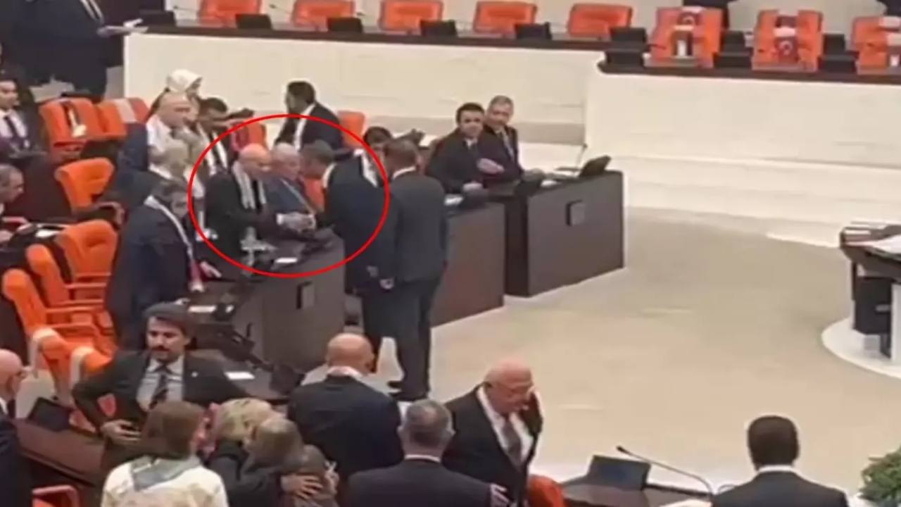 Meclis’teki oturuma damga vuran anlar: Özgür Özel ve Bahçeli’den herkese ters köşe