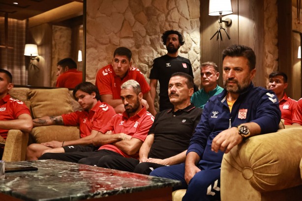 Mecnun Otyakmaz, futbolcular ve teknik heyetle vedalaştı