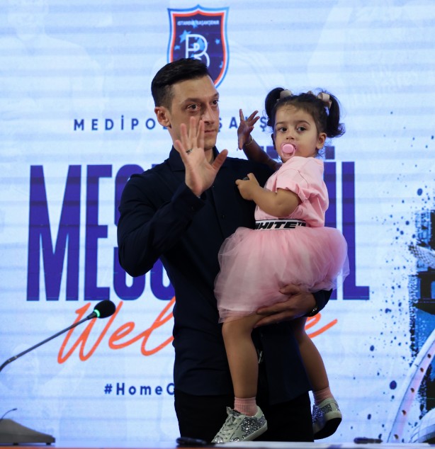 Foto - Medipol Başakşehir, Fenerbahçe ile yollarını ayıran Mesut Özil ile sözleşme imzaladı